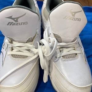 EUC Mizuno 9 Spike Sweep Softball Cleats
